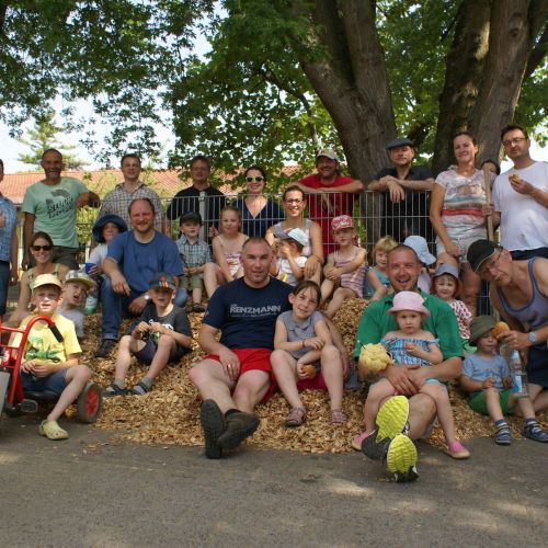 Helfer zur Erweiterung der Fallschutzfläche Juli 2015