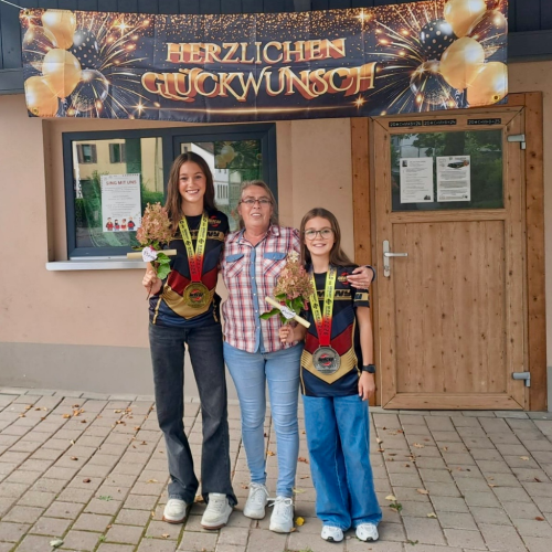 Gratulation für Weltmeisterin Elena Schmidt und Vizeweltmeisterin Malea Schmidt in Pointfighting - Foto: Fr. Mathes