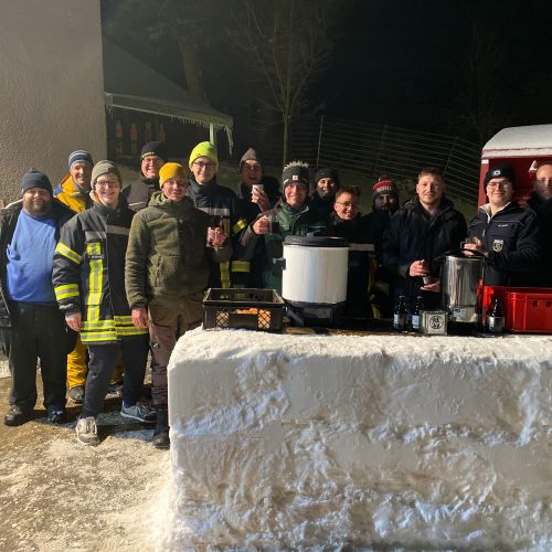 Schneebar aus geräumten Schnee am Feuerwehrhaus - 01.2024