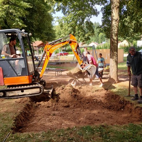 Fleißige Helfer auf dem Spielplatz 08-2025