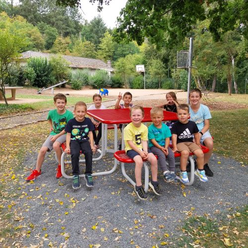 Neue Sitzgruppe auf dem Spielplatz 08-2025