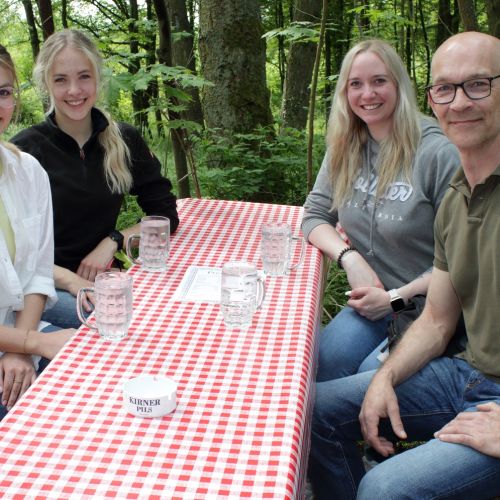 Bürgermeister Ullrich mit den zukünftigen Weinmajestäten 