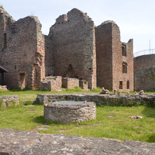 Die impulsanten Burgmauern der Ruine Montfort 