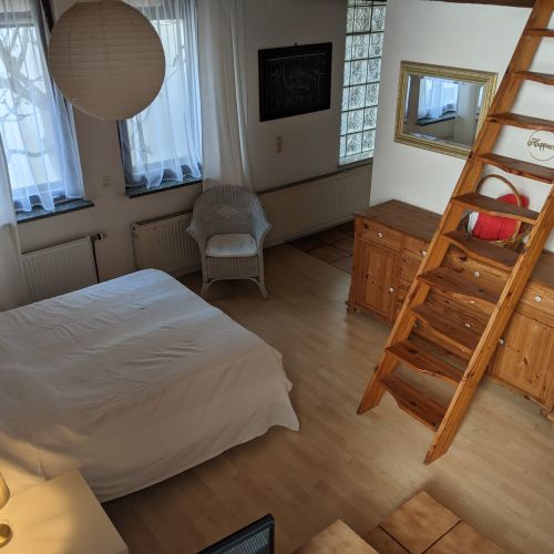 Wohn- und Schlafzimmer
