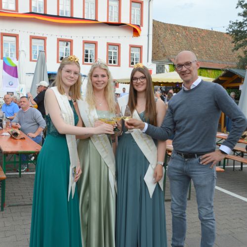 Vor Eröffnung noch ein Gläschen mit dem Bürgermeister